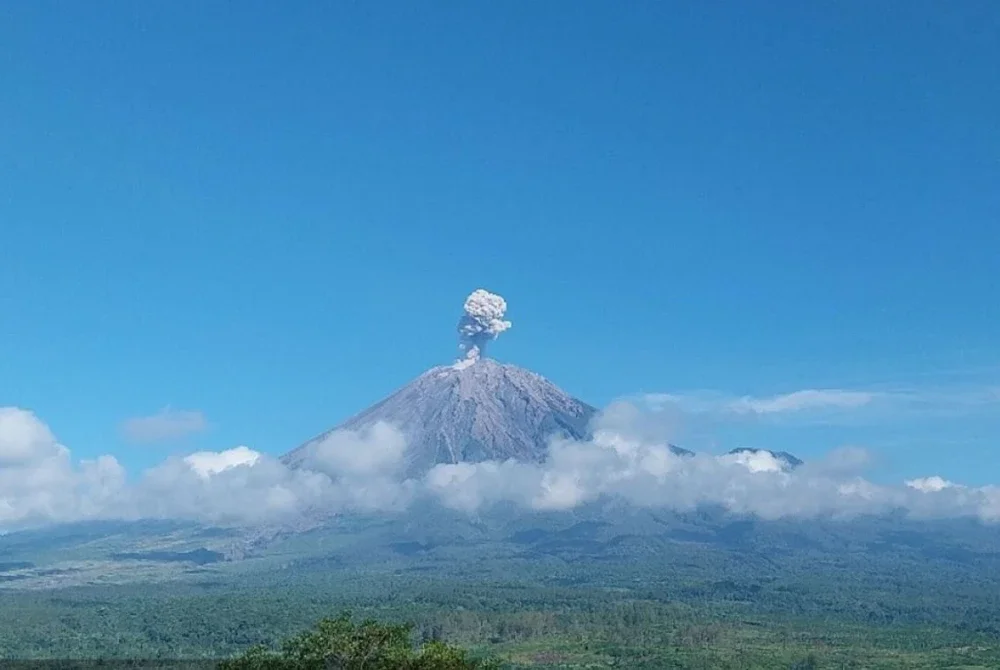 Gunung Semeru memuntahkan awan mengandungi abu setinggi kira-kira 700 meter dari puncaknya - Foto: Agensi