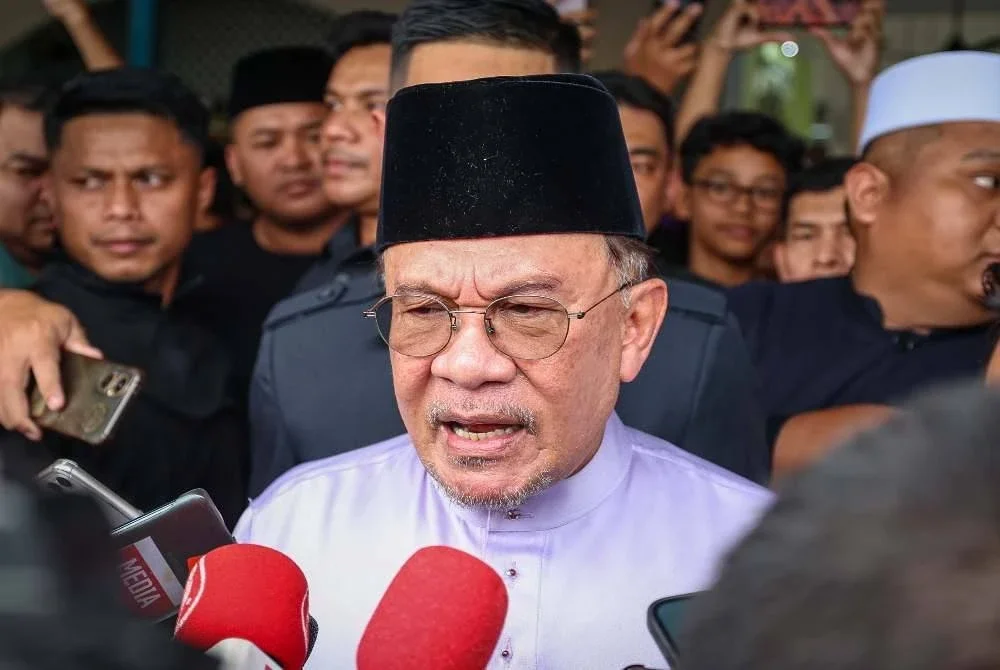 Perdana Menteri Datuk Seri Anwar Ibrahim ketika ditemui pemberita selepas menunaikan solat Jumaat di Masjid Ar-Rahimah Taman Greenwood. Foto Bernama.