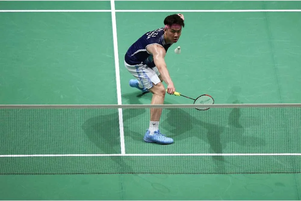 Zii Jia yang berdepan juara Masters Indonesia, Alwi Farhan bermula dengan langkah meyakinkan apabila mendominasi set pertama untuk menang mudah 21-10.