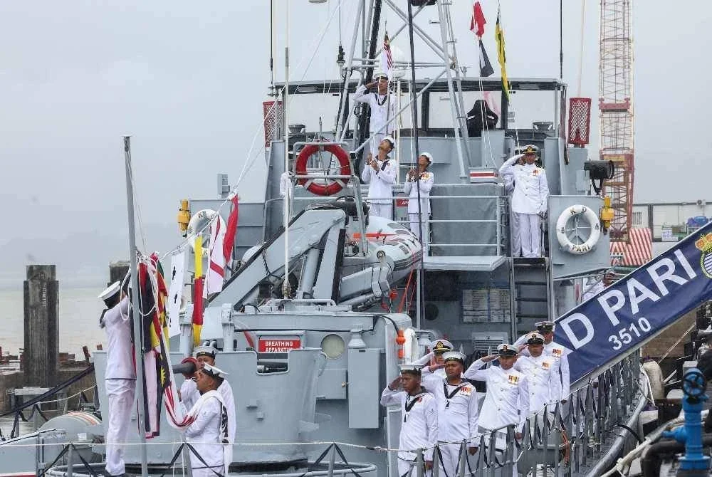  Anggota Tentera Laut Diraja Malaysia (TLDM) yang juga warga KD Pari menurunkan gada-gada tauliah sebagai simbolik pelucutan tauliah KD Pari di Jeti Pangkalan TLDM Sandakan hari ini. Foto Bernama 