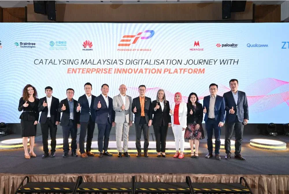 Pasukan Pengurusan Kanan U Mobile bersama rakan kerjasama terlibat bagi perlaksanaan program neutral EIP.