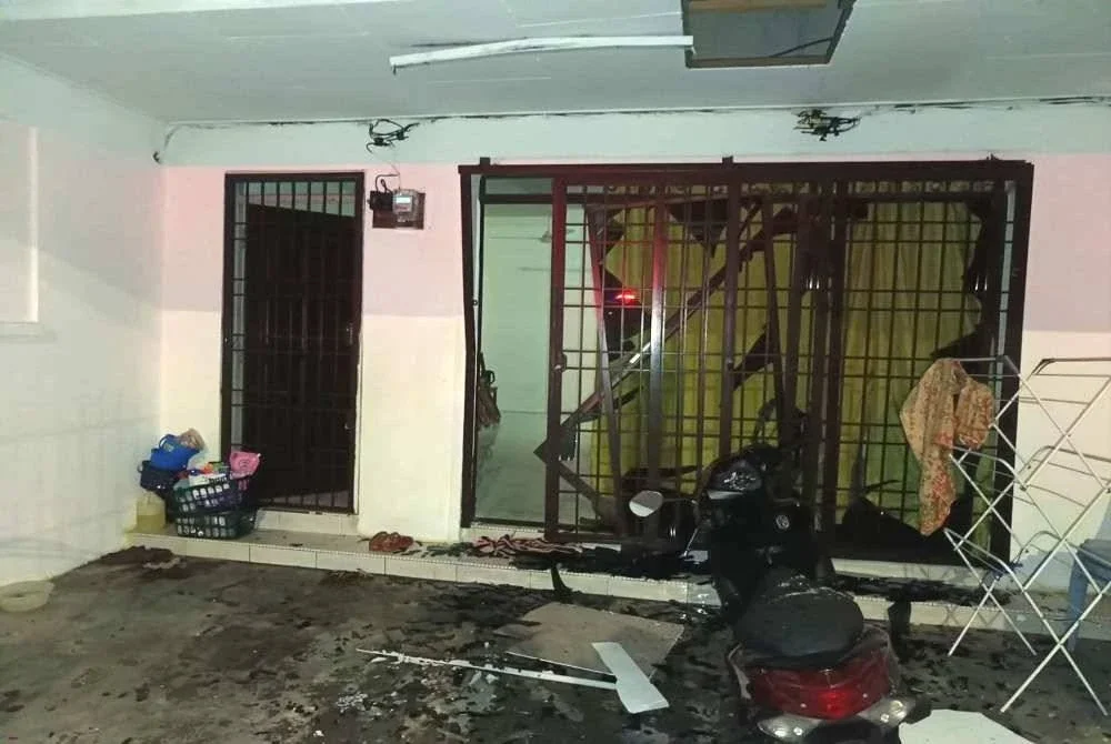 Seorang wanita warga emas melecur hampir seluruh badan dalam kejadian letupan tong gas di sebuah rumah di Taman Kledang Emas, Ipoh pada Jumaat. FOTO: JBPM Perak 