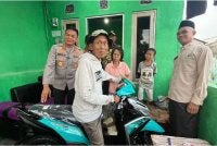Suderajat turut menerima sebuah motosikal disumbangkan Polres Metro Depok. - Foto Agensi