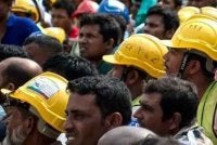 Kontrak kerja standard dan perlindungan upah terhadap warga asing perludiperkenalkan sejajar dengan piawaian antarabangsa.