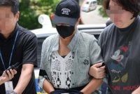 Menurut rekod mahkamah, mangsa yang berusia 50 tahun ketika itu sedang minum bersendirian di sebuah kafe sebelum tertidur.