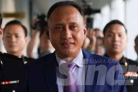 Mohamed Fauzi Khamis tiba di Mahkamah Sesyen Kuala Lumpur dengan diiringi pegawai SPRM pada Jumaat. Foto: Rosli Talib