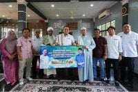 Ahmad Farhan (tengah) bersama pihak pengurusan ketika mengadakan lawatan kerja ke pusat pendidikan islam berkenaan.