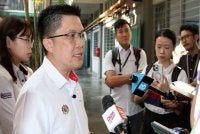 Kah Woh bercakap kepada pemberita pada Jumaat. 