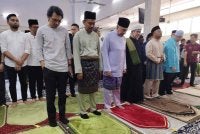 Anwar (depan, tiga kiri) hadir menunaikan solat Jumaat di Masjid Ar-Rahimah, Kuala Lumpur pada Jumaat.