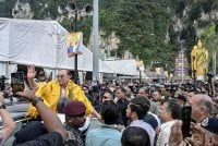 KUALA LUMPUR, 30 Jan -- Perdana Menteri Datuk Seri Anwar Ibrahim melambaikan tangan ke arah orang ramai selepas meninjau persiapan sambutan Thaipusam di Batu Caves hari ini.
--fotoBERNAMA (2026) HAK CIPTA TERPELIHARA