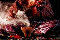 Mangsa dikehendaki menyerahkan wang tunai dan barangan kemas miliknya untuk upacara mantera bagi menolak bala serta menghapuskan nasib malang. Gambar hiasan. 