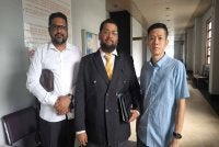 Wei Lun (kanan) hadir ke Mahkamah Majistret Kuala Lumpur pada Jumaat dengan ditemani Sivananthan (tengah).