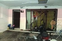 Seorang wanita warga emas melecur hampir seluruh badan dalam kejadian letupan tong gas di sebuah rumah di Taman Kledang Emas, Ipoh pada Jumaat. FOTO: JBPM Perak 
