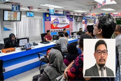 MyKad kini menjadi dokumen penting rakyat Malaysia dalam pelbagai urusan kerajaan, perbankan, kesihatan dan keselamatan. - Gambar kecil: Mohsen