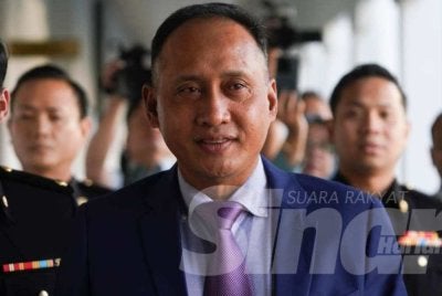 Mohamed Fauzi Khamis tiba di Mahkamah Sesyen Kuala Lumpur dengan diiringi pegawai SPRM pada Jumaat. Foto: Rosli Talib