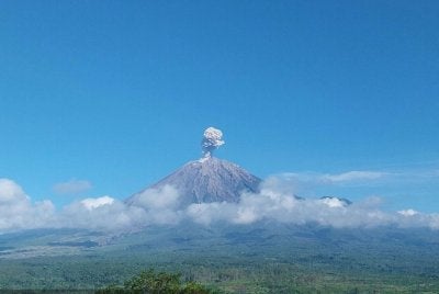 Gunung Semeru memuntahkan awan mengandungi abu setinggi kira-kira 700 meter dari puncaknya - Foto: Agensi