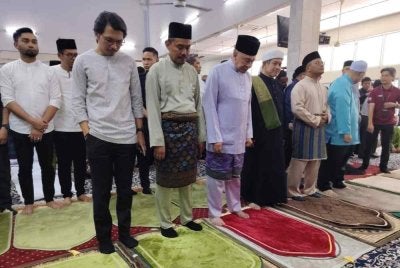 Anwar (depan, tiga kiri) hadir menunaikan solat Jumaat di Masjid Ar-Rahimah, Kuala Lumpur pada Jumaat.