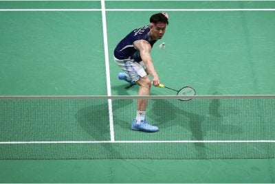 Zii Jia yang berdepan juara Masters Indonesia, Alwi Farhan bermula dengan langkah meyakinkan apabila mendominasi set pertama untuk menang mudah 21-10.