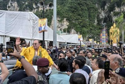 KUALA LUMPUR, 30 Jan -- Perdana Menteri Datuk Seri Anwar Ibrahim melambaikan tangan ke arah orang ramai selepas meninjau persiapan sambutan Thaipusam di Batu Caves hari ini.
--fotoBERNAMA (2026) HAK CIPTA TERPELIHARA