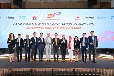 Pasukan Pengurusan Kanan U Mobile bersama rakan kerjasama terlibat bagi perlaksanaan program neutral EIP.