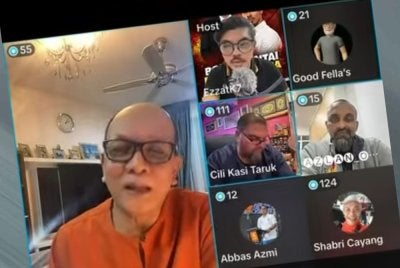 Izham (kiri) menerusi satu siaran langsung di platform TikTok yang tular sebelum ini.