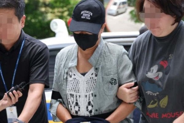 Menurut rekod mahkamah, mangsa yang berusia 50 tahun ketika itu sedang minum bersendirian di sebuah kafe sebelum tertidur.