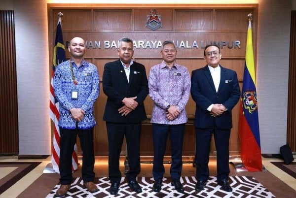 Azmi (dua dari kiri) mengadakan kunjung hormat kepada Datuk Bandar Kuala Lumpur (dua dari kanan) disusuli sesi pembentangan laporan tatakelola di Menara DBKL, Kuala Lumpur pada Khamis. Foto: SPRM