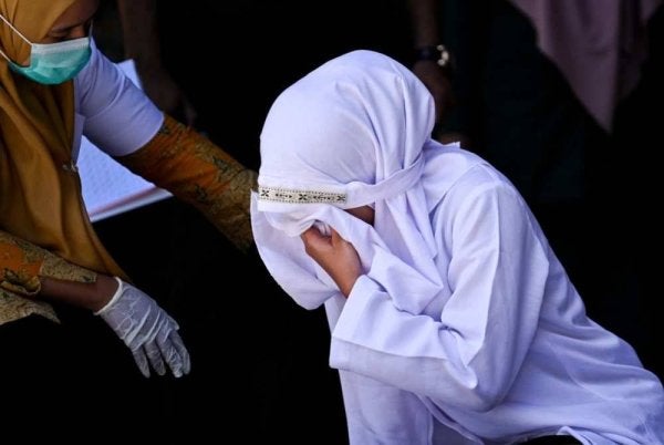Pesalah wanita berkenaan menangis semasa sesi sebat dilakukan di Banda Aceh.
