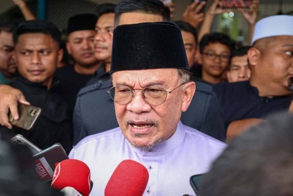 Perdana Menteri Datuk Seri Anwar Ibrahim ketika ditemui pemberita selepas menunaikan solat Jumaat di Masjid Ar-Rahimah Taman Greenwood. Foto Bernama.
