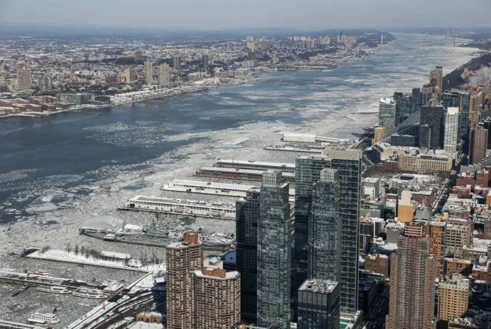 Sungai Hudson di New York City yang membeku ketika suhu menurun ke paras beku.