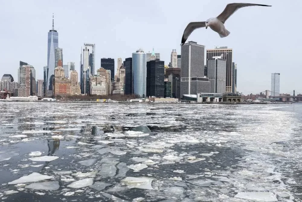 Pemandangan metropolis Manhattan, New York City, dengan ketulan ais terapung berhampiran muara Sungai Hudson. Foto: AFP