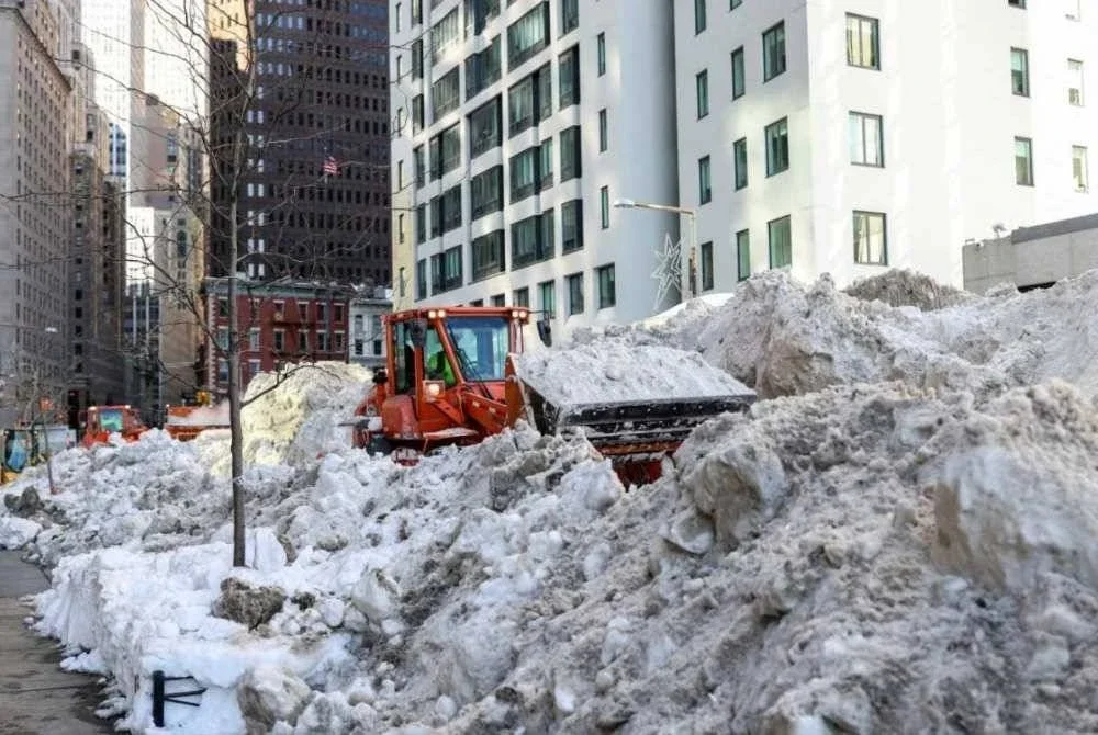 Sebuah jentera mengangkut salji di New York.