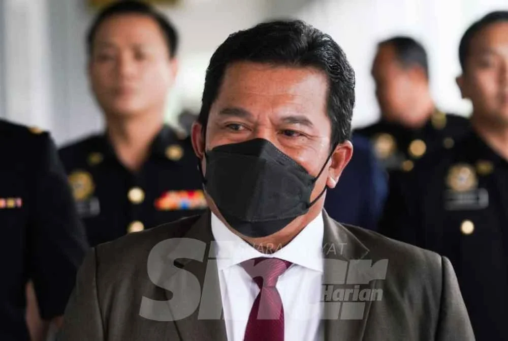 Bekas Ketua Pengarah Perisikan Pertahanan, Datuk Mohd Razali Alias mengaku tidak bersalah di Mahkamah Sesyen Kuala Lumpur pada Khamis, atas tiga pertuduhan menerima suapan AS$20,000 dan dua tiket penerbangan luar negara pada 2024 dan tahun lalu. Foto Rosli Talib