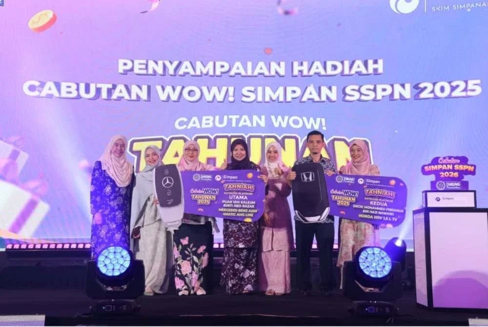 Pemenang hadiah utama dan kedua Cabutan WOW! Simpan SSPN 2025 Kategori Platinium bergambar bersama Norliza (tengah) semasa Majlis Pelancaran Cabutan Simpan SSPN 2026.