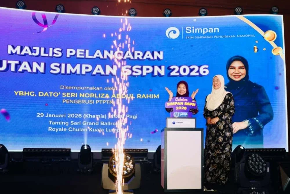 Norliza (kiri) diiringi Ketua Pegawai Operasi PTPTN, Mastura Mohd Khalid (kanan) merasmikan pelancaran Cabutan Simpan SSPN 2026 pada Khamis.