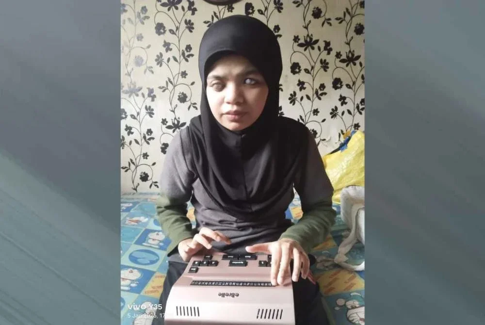 Puteri Dian memanfaatkan sepenuhnya teknologi e-Braille untuk mendalami al-Quran.