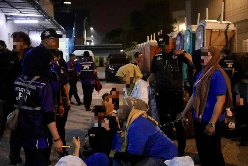 Operasi khas JPN bagi mengesan penggunaan MyKad palsu dalam kalangan pekerja asing di beberapa premis perniagaan seluruh negara. Gambar hiasan