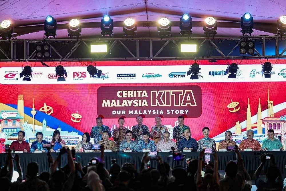 Perdana Menteri, Datuk Seri Anwar Ibrahim menyaksikan majlis menandatangani perjanjian antara rakan strategik pada Pelancaran Cerita Malaysia Kita di Sunway Lagoon hari ini. Foto Bernama