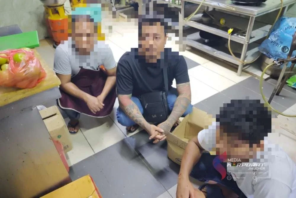 Sebahagian PATI ditahan dalam operasi Imigresen Johor di sekitar Senai. - Foto JIM Johor