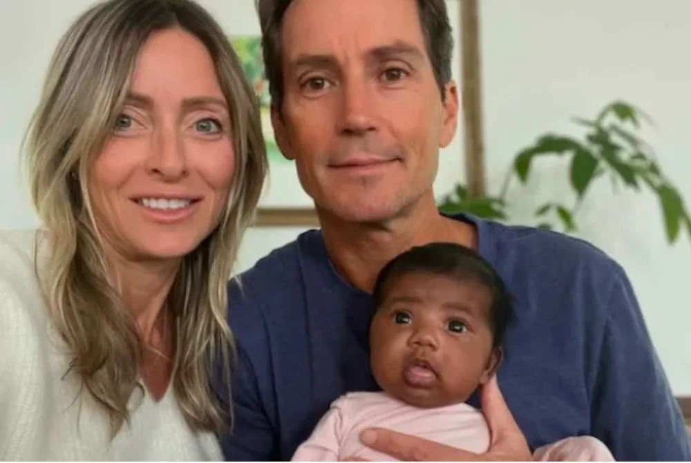 Pasangan berkenaan bersama bayi perempuan tersebut.-Agensi