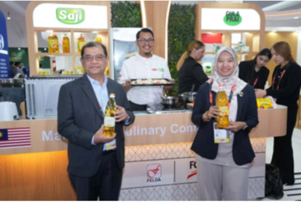 Fakhrunniam (kiri) bersama Ketua Divisyen Produk Pengguna dan Pegawai Bertanggungjawab Delima Oil Products Sdn Bhd, Aznur Kama Azmir mengetuai penyertaan FGV di Gulfood 2026.
