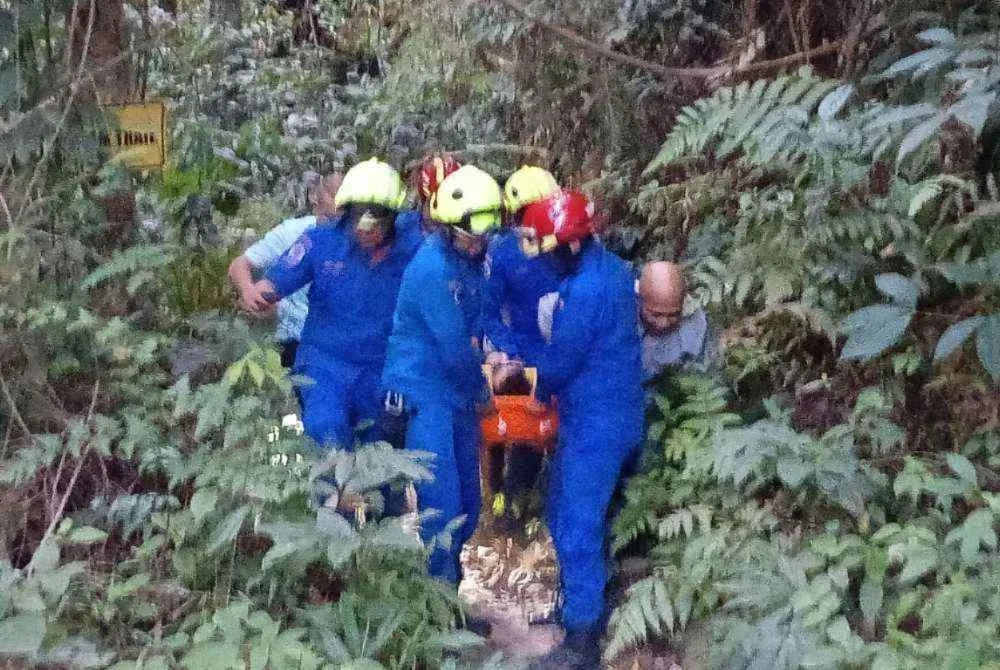 Pasukan penyelamat membawa keluar lelaki yang terjatuh ketika mendaki di Bukit Dinding pada Jumaat.