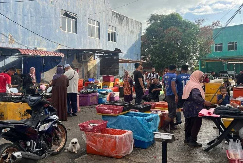 Perniagaan ikan yang dilakukan di kaki lima Pasar Jelawat sekian lama:
Foto: SINAR HARIAN/ADILA SHARINNI WAHID