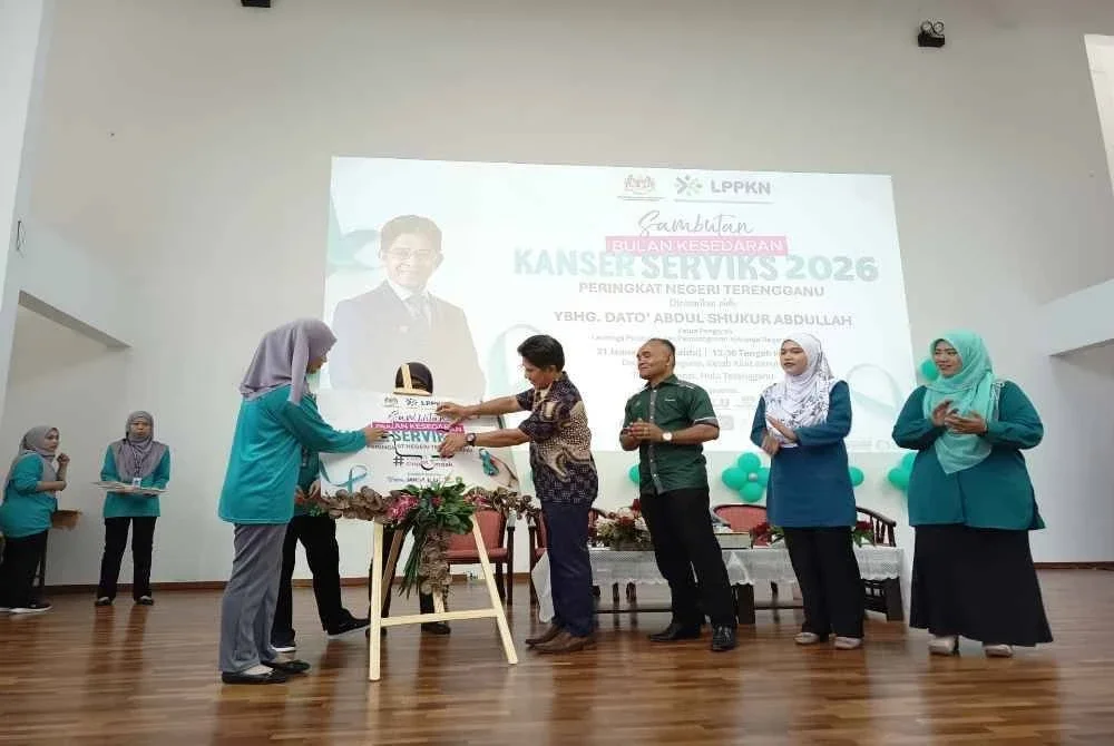 Abdul Shukur (dua, kiri) menyempurnakan pelancaran Sambutan Bulan Kesedaran Kanser Serviks 2026 Peringkat Negeri Terengganu di Dewan Serbaguna, Kelab Kilat Kenyir, TNB Residensi di Hulu Terengganu pada Sabtu. 