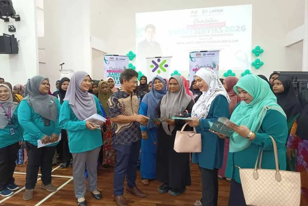 Abdul Shukur berbual bersama peserta Orang Asli sempena pelancaran Sambutan Bulan Kesedaran Kanser Serviks 2026 Peringkat Negeri Terengganu di Dewan Serbaguna, Kelab Kilat Kenyir, TNB Residensi di Hulu Terengganu pada Sabtu.
