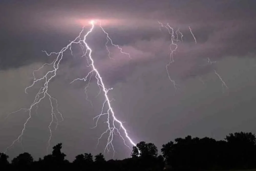 MetMalaysia mengeluarkan amaran ribut petir di enam negeri hingga jam 7 malam ini. Gambar hiasan 