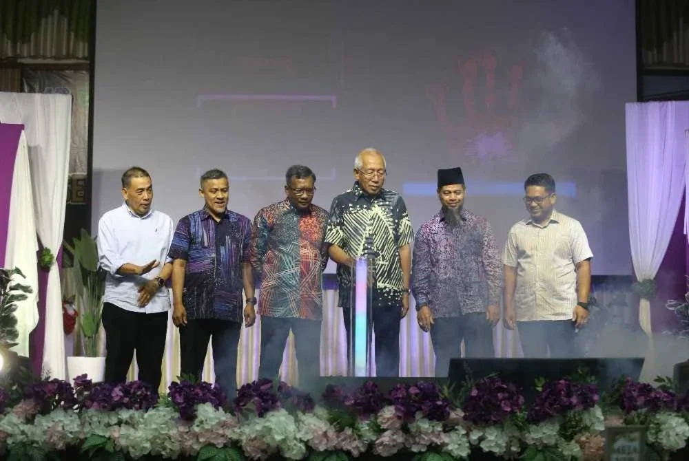 Mahdzir (tiga kanan) merasmikanMalam Makan Malam Gala Jubli Perak 25 Tahun SMK Kuala Nerang disaksikan Zuraidi (tiga dari kiri) dan jemputan lain pada malam Jumaat.