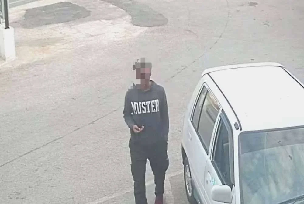 Tangkap layar rakaman CCTV yang turut tular di media sosial.