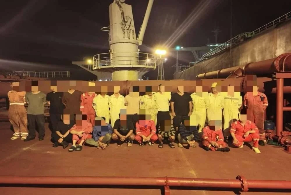 Seramai 53 kru kapal ditahan yang bekerja diatas kapal yang disyaki melakukan pindahan minyak.