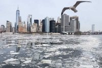 Pemandangan metropolis Manhattan, New York City, dengan ketulan ais terapung berhampiran muara Sungai Hudson. Foto: AFP